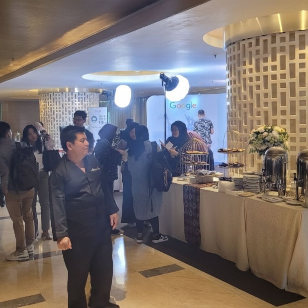 Acara buka puasa bersama perusahaan di Thamrin Nine Ballroom dengan tata ruang luas dan modern.