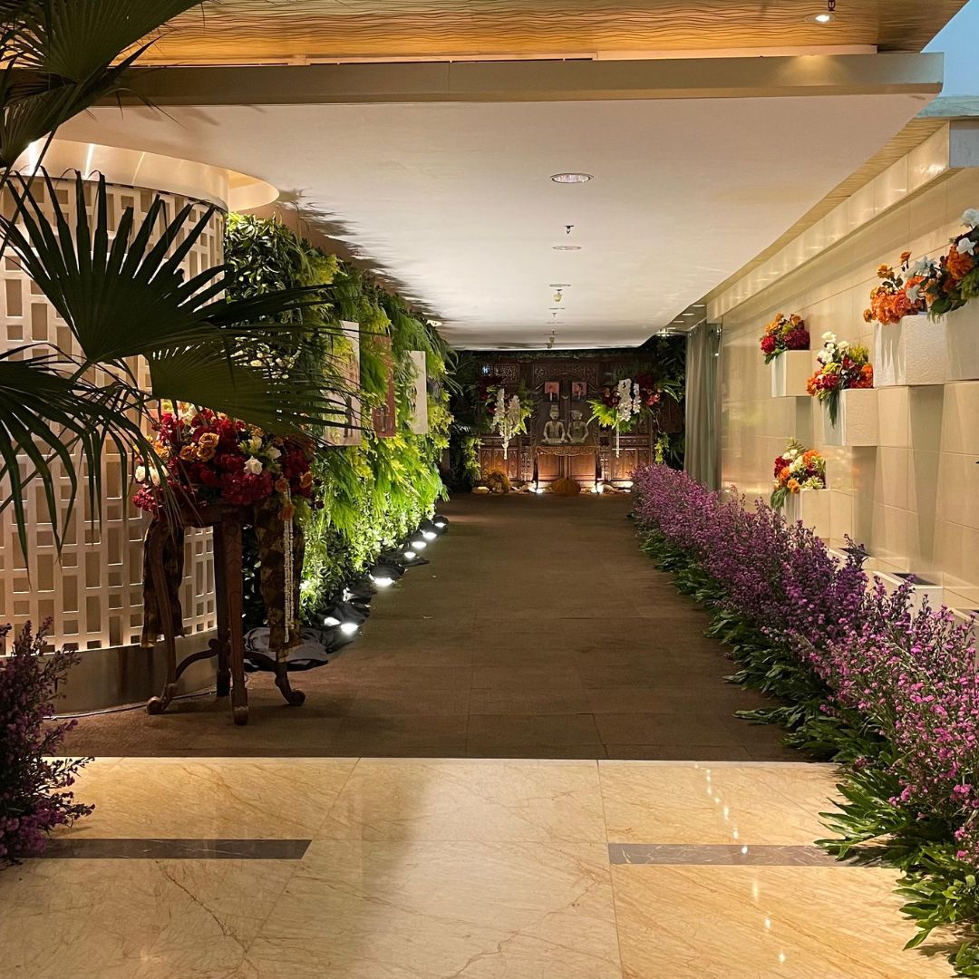 Tamu undangan menikmati resepsi pernikahan di ballroom Thamrin Nine Jakarta Pusat.