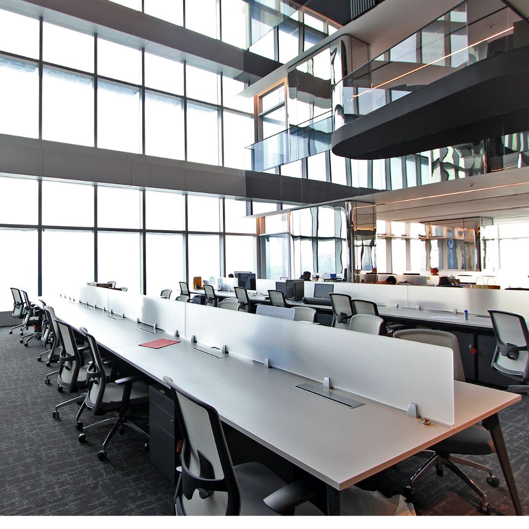 Aktivitas kerja profesional di kantor Thamrin Nine dengan lingkungan bisnis premium dan fasilitas terintegrasi.