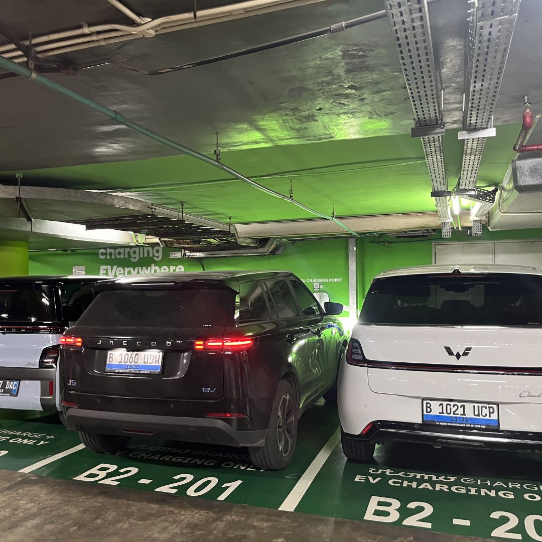 EV charging station di area parkir Chubb Square lantai P1 dan P2 Thamrin Nine Complex
